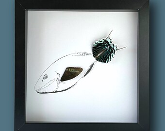 Pode incluir: Uma imagem emoldurada em preto com fundo branco que apresenta um desenho em preto e branco de um peixe com uma borboleta azul e verde na cauda.