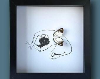 Pode incluir: Um desenho a preto e branco de uma pessoa com uma borboleta nas costas, enquadrado numa moldura preta.