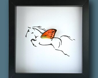 Pode incluir: Uma imagem emoldurada em preto com fundo branco. Uma silhueta preta de um cavalo com uma borboleta laranja nas costas.