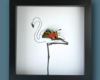 Pode incluir: Uma imagem emoldurada em preto com fundo branco e um desenho de linha preta de um flamingo com uma borboleta colorida nas costas.