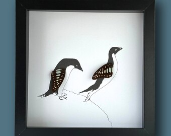 Pode incluir: Uma impressão emoldurada preta com fundo branco apresentando um desenho de linha de dois pássaros preto e branco com asas de borboleta. Os pássaros estão empoleirados em um galho.