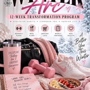 Puede incluir: Un programa de transformación de 12 semanas titulado Winter Arc que incluye un vaso rosa con texto, mancuernas rosas, un cuaderno de espiral rosa con una lista de objetivos, un tazón de avena con fruta y zapatillas blancas frente a una bolsa de deporte negra.