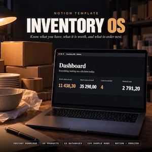 以下が含まれることがあります： ノートパソコンの画面には、Notionテンプレート「Inventory OS」のダッシュボードが表示されており、原価での在庫価値、小売価格での在庫価値、再注文が必要な品目、補充コストのデータフィールドがあります。テキストには「Inventory OS」および「Dashboard」と記載されています。