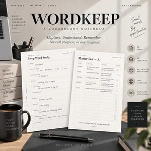 Puede incluir: Un cuaderno de vocabulario Wordkeep con plantillas imprimibles para el estudio profundo de palabras y listas maestras. Las páginas incluyen secciones para definiciones, ejemplos y sinónimos. Una taza negra con texto y un bolígrafo acompañan.