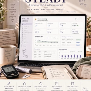 Op de afbeelding: Een digitale Notion-sjabloon genaamd STEADY, een persoonlijk GLP-1 welzijnsdagboek. Het scherm toont een dashboard met glucosewaarden, insulinedoses en afspraken. Inclusief een glucosemeter, een notitieboek en een pen op een bureau.