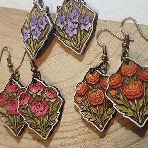 Puede incluir: Un letrero de madera hecho a mano con la palabra "Welcome" en una fuente juguetona. El letrero presenta un fondo blanco desgastado y un borde marrón oscuro. Un pequeño corazón decorativo está adjunto en la parte inferior.