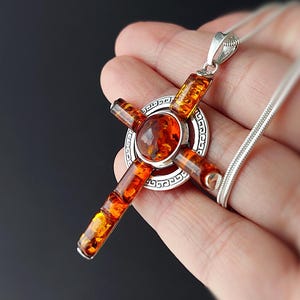 Bärnstenskorshalsband: Keltiskt hänge i sterlingsilver för män