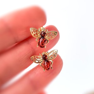 Gouden bijenoorbellen, amberkleurige honingbijoorbellen, gouden bijensieraden, gouden stud oorbellen, boho oorbellen bij verjaardagscadeaus voor haar, hommel