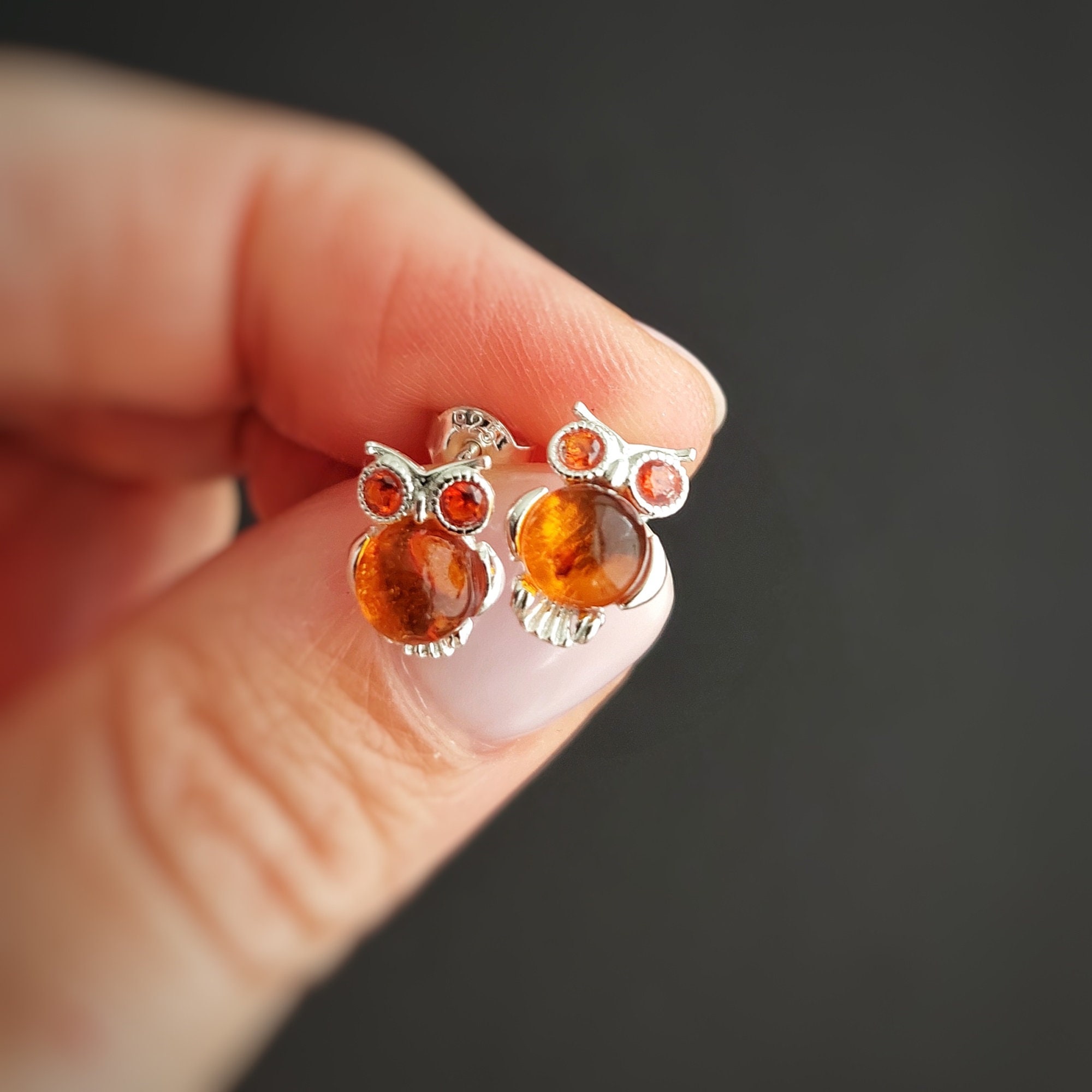 Orecchini A Perno In Argento 925 Con Ambra Colorata - Uccellini Colibrì, 1.4 Cm, Fatto A Mano