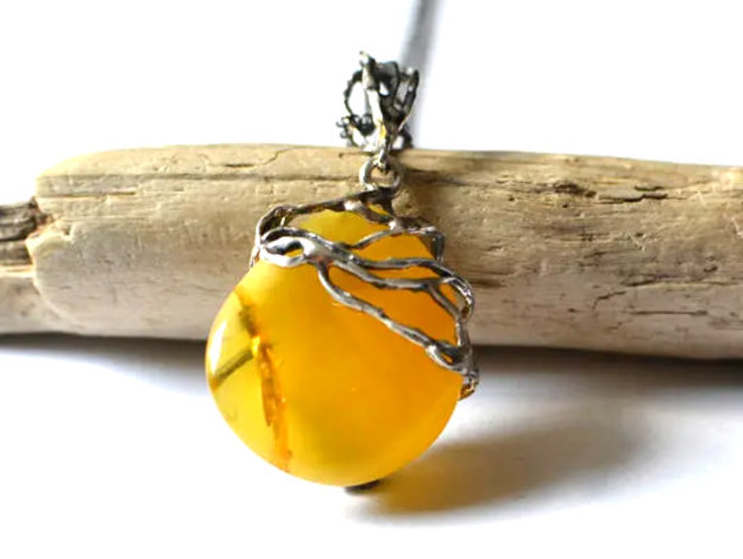 Collar fósil amarillo, resina de yema de huevo Colgante con plata