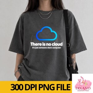 Puede incluir: Una camiseta gris carbón de manga corta con un icono de nube en degradado azul y el texto blanco "There is no cloud, It's just someone else's computer" impreso en el frente. La camiseta tiene cuello redondo y un corte holgado.