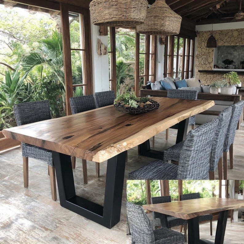 Puede incluir: Una mesa de comedor rectangular con una superficie de madera de borde natural y una base de metal negro en forma de U, acompa&ntilde;ada de seis sillas tejidas grises. La mesa presenta un patr&oacute;n de veta de madera marcado y un acabado liso.