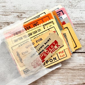 25 verschillende vintage en antieke couponboektickets in een vintage pergamijn zakje | Authentieke kleurrijke kleine kortingsbonnen | IJs, zuivel, merchandise