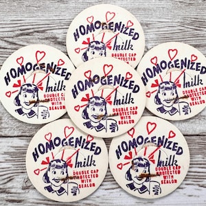 6 Vintage Illustrierte homogenisierte Milchverschlüsse | Authentische rot, blau-weiße Deckel aus den 1950er Jahren | Unbenutzte Mid-Century Chipboard Milchverschlüsse