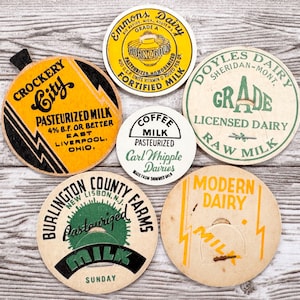 6 verschiedene Vintage Milchverschlüsse in Gelb und Grün | Authentische coole Deckeldosen aus den 1940er-50er Jahren | Unbenutzte Mid-Century Chipboard Deckel