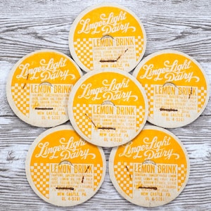 6 Vintage Zitronen Trinkverschlüsse | Authentische Mid-Century Linger Light Dairy Lemon Trinkverschlüsse aus den 1950er Jahren | Unbenutzte Pennsylvania Chipboard Deckel