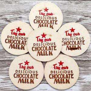 6 Vintage Schokoladenmilchkapseln | Authentische 1950s ‘Try Our Delicious Chocolate Milk‘ Kronkorken | Unused Red and Brown Generic Chipboard Dairy Deckels