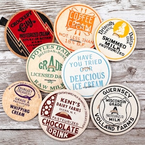 8 bouchons de lait vintage différents dans un arc-en-ciel de couleurs | Couvercles laitiers authentiques et colorés des années 30 et 50 | Collection instantanée de capsules de boissons