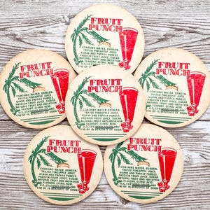 6 Vintage illustrierte Fruit Bowle Caps | Authentische Mid-Century Trinkverschlüsse aus den 1950er Jahren | Unbenutzte rote und grüne Chipboard Deckel