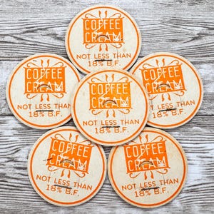 6 Vintage Illustrierte Kaffee Sahnekappen | Authentische Mid-Century Milchverschlüsse aus den 1940er Jahren | Unbenutzte Orange Chipboard Dairy Deckels | Orange WWII