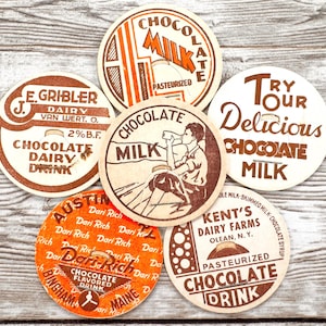 6 verschiedene Vintage Schokoladenmilchverschlüsse | Authentische Trinkverschlüsse aus Schokolade aus den 1940er-50er Jahren | Unbenutzte Mid-Century Chipboard Deckel