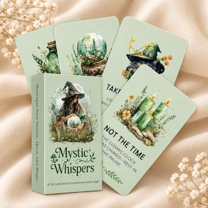 Può includere: Un mazzo di 72 carte intitolato Mystic Whispers: Messages from Nature, Spirit, and Magic. La scatola e le carte presentano sfondi verde chiaro con illustrazioni di una persona con cappello, una sfera di cristallo, un gatto e candele.