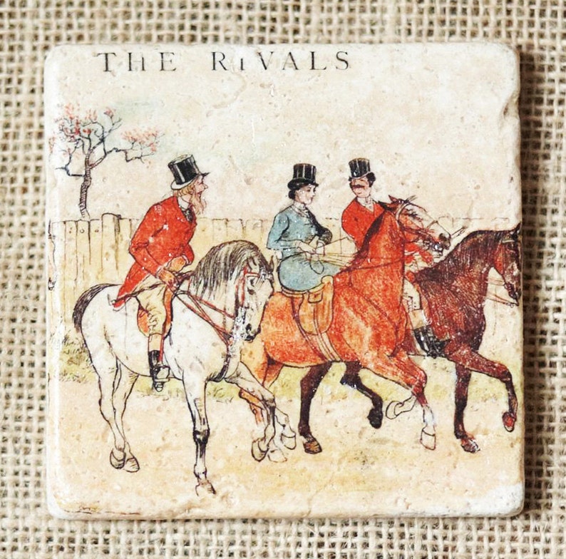 K&ouml;nnte beinhalten: Eine Illustration im Vintage-Stil von drei Personen auf Pferden, zwei M&auml;nnern und einer Frau, mit dem Text "THE RIVALS" oben.