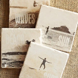 Pode incluir: Conjunto de quatro  tapetes quadrados com tema de praia. Cada tapete apresenta uma imagem diferente de um surfista e as palavras "Waves", "Sun", "Shore" e "Beach".