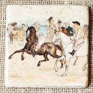 K&ouml;nnte beinhalten: Eine Vintage-Illustration eines Pferderennens. Zwei Pferde liegen vorne, mit Reitern in Jockey-Kleidung. Die Szene spielt vor dem Hintergrund von Zuschauern und einem grasbewachsenen Feld. Der Text "First-Sir Nimrod Owen Marshalls the Field" ist am unteren Rand des Bildes sichtbar.