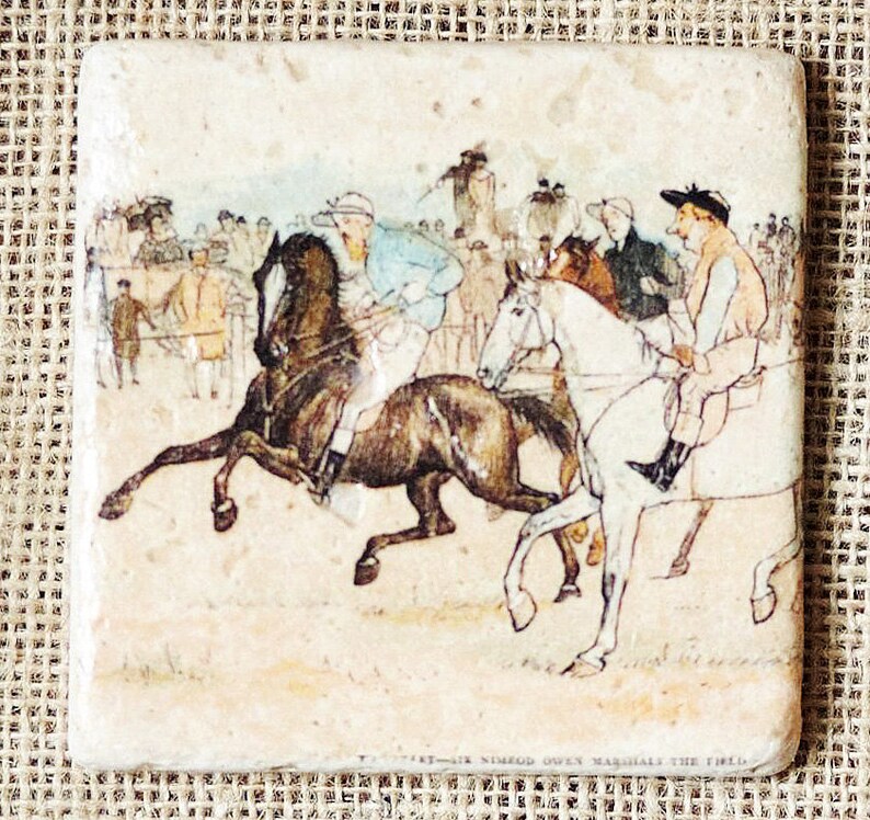 K&ouml;nnte beinhalten: Eine Vintage-Illustration eines Pferderennens. Zwei Pferde liegen vorne, mit Reitern in Jockey-Kleidung. Die Szene spielt vor dem Hintergrund von Zuschauern und einem grasbewachsenen Feld. Der Text "First-Sir Nimrod Owen Marshalls the Field" ist am unteren Rand des Bildes sichtbar.