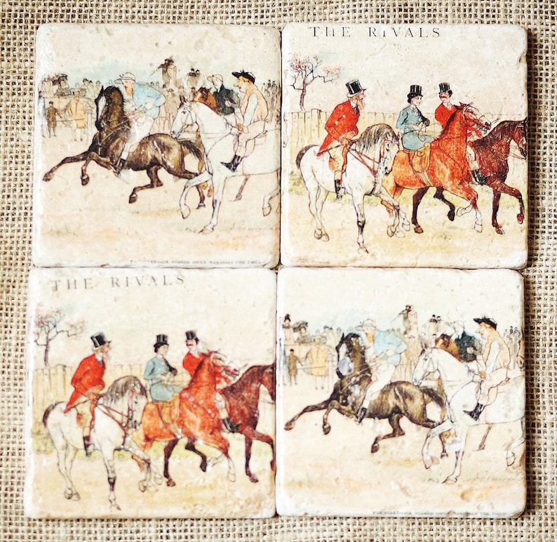 K&ouml;nnte beinhalten: Vier quadratische Untersetzer mit einer Vintage-Illustration von Reitern auf Pferden. Jeder Untersetzer zeigt eine andere Szene von Reitern in einem Rennen. Die Untersetzer sind aus hellem beigefarbenem Stein mit einer rauen Textur. Der Text "THE RIVALS" ist auf zwei der Untersetzer gedruckt.