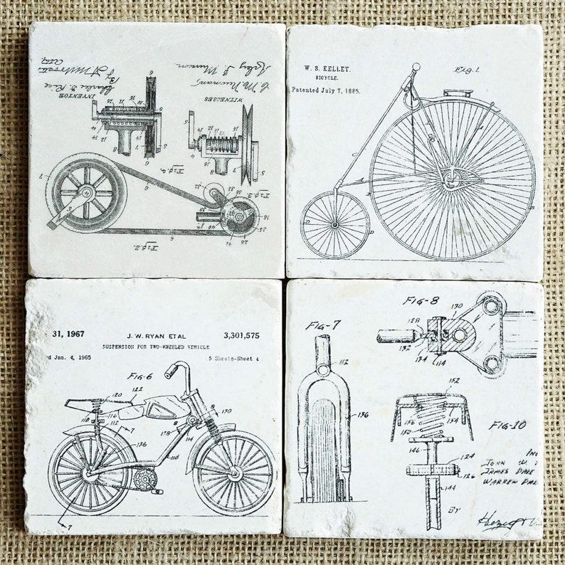 Puede incluir: Cuatro dibujos de patentes vintage de bicicletas. El dibujo de la parte superior izquierda muestra una bicicleta con un sistema de transmisi&oacute;n por cadena. El dibujo de la parte superior derecha muestra una bicicleta con una rueda delantera grande y una rueda trasera peque&ntilde;a. El dibujo de la parte inferior izquierda muestra una bicicleta con un sistema de suspensi&oacute;n. El dibujo de la parte inferior derecha muestra un primer plano de la horquilla delantera y el sistema de suspensi&oacute;n de una bicicleta.