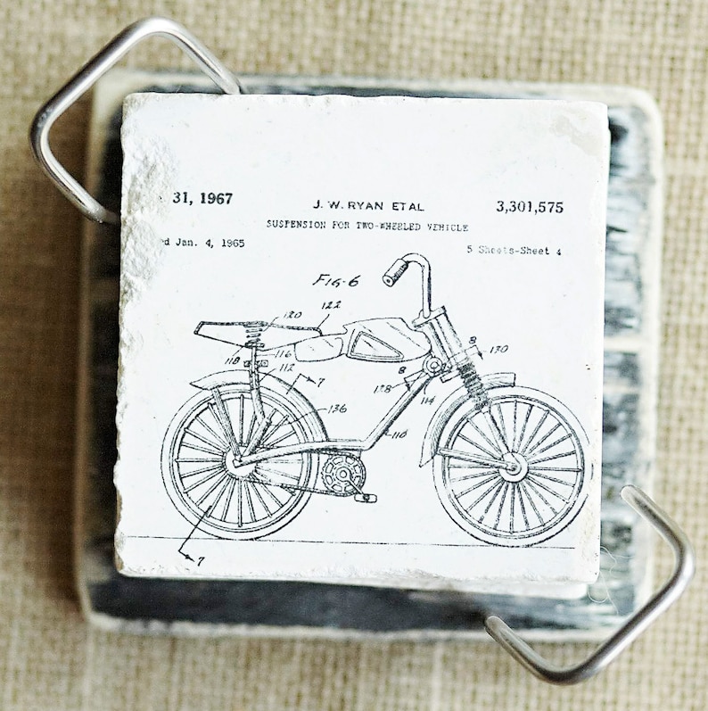 K&ouml;nnte beinhalten: Schwarz-wei&szlig;-Linienzeichnung eines Motorrad-Federungssystems. Das Patent tr&auml;gt den Titel "Federung f&uuml;r Zweir&auml;der" und ist vom 4. Januar 1965. Die Patentnummer lautet 3.301.575.