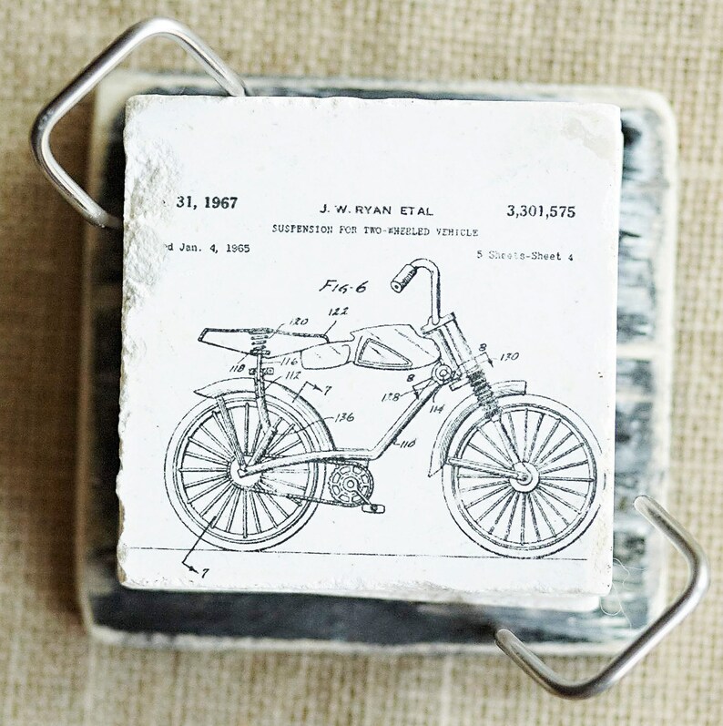 Puede incluir: Dibujo de l&iacute;nea en blanco y negro de una patente de sistema de suspensi&oacute;n de motocicleta. La patente se titula "Suspensi&oacute;n para veh&iacute;culo de dos ruedas" y est&aacute; fechada el 4 de enero de 1965. El n&uacute;mero de patente es 3.301.575.