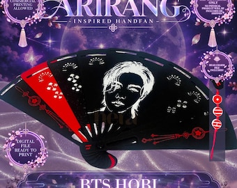Può includere: Un ventaglio a mano ispirato ad Arirang con un design nero e rosso e un'illustrazione ritratto bianca di una persona. Il ventaglio presenta intricati motivi ritagliati e il testo Fanmade Arirang Inspired Handfan e BTS Hobi.