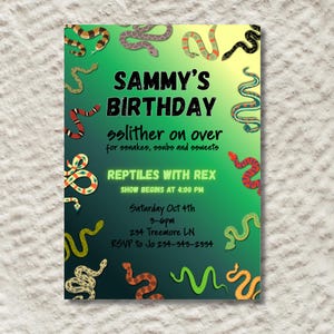Op de afbeelding: Een rechthoekige verjaardagsuitnodiging met een groene gradiënt achtergrond en diverse kleurrijke slangenillustraties. De tekst luidt: SAMMY'S BIRTHDAY, sslither on over for ssnakes, ssubs and ssweets, REPTILES WITH REX, SHOW BEGINS AT 4:00 PM, Saturday Oct 4th, 3-6pm, 234 Treemore LN, RSVP to Jo 234-343-2334.