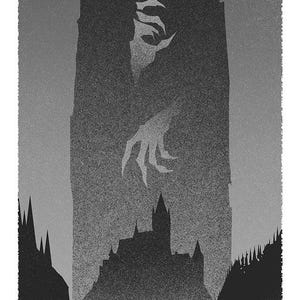 Puede incluir: Ilustraci&oacute;n en escala de grises de una figura imponente y amenazante con ojos rojos brillantes, un castillo y una persona con una linterna en un paisaje monta&ntilde;oso. La obra evoca misterio y horror.