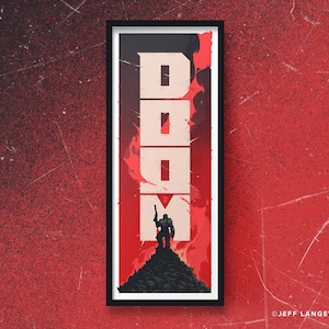 Puede incluir: Impresión artística enmarcada con la palabra "DOOM" en letras grandes de color blanquecino sobre un fondo rojo y naranja llameante. Una figura silueteada con un arma se alza sobre una pila de calaveras. La obra está en un marco negro.