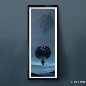 Könnte beinhalten: Ein vertikaler gerahmter Kunstdruck mit der Silhouette einer Figur, die auf einer dunklen Landschaft vor einer großen, leuchtend roten und schwarzen Kugel steht. Über der Kugel schwebt eine schemenhafte, vieläugige Kreatur. Text: JEFF LANGEVIN.
