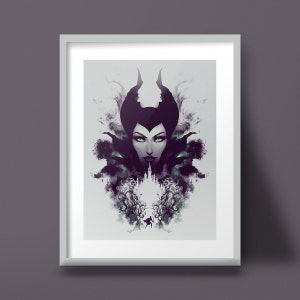 Könnte beinhalten: Gerahmter Kunstdruck mit einer stilisierten Illustration einer Figur mit gehörntem Kopfschmuck und ernstem Gesichtsausdruck. Das Kunstwerk verwendet eine Palette aus Lila, Schwarz und Grün vor hellem Hintergrund, mit einer Schlosssilhouette unten.
