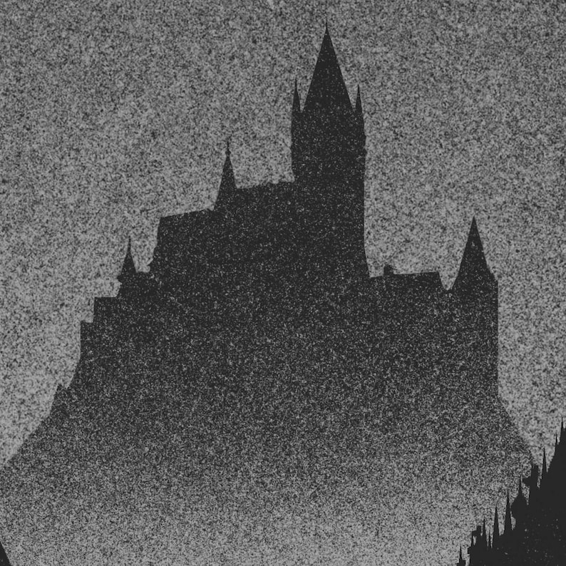 Puede incluir: Silueta en escala de grises de un castillo con m&uacute;ltiples agujas y torres. La imagen tiene una textura granulada, creando un efecto vintage o art&iacute;stico. El castillo se encuentra sobre un fondo texturizado.