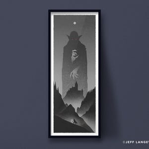 Puede incluir: Ilustraci&oacute;n en blanco y negro enmarcada de una figura silueteada con ojos rojos que se cierne sobre un castillo y una figura solitaria en una colina. La obra de arte tiene un estilo minimalista, con una atm&oacute;sfera oscura y ominosa.