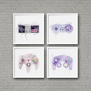 Puede incluir: Conjunto de cuatro impresiones de acuarela que representan diferentes mandos de videojuegos. Las impresiones están enmarcadas en blanco y presentan una gama de colores púrpura y azul.
