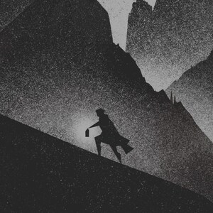 Puede incluir: Ilustraci&oacute;n en blanco y negro de una silueta subiendo una ladera de monta&ntilde;a, sosteniendo una linterna. El fondo presenta una cordillera con un efecto texturizado, creando una escena dram&aacute;tica y atmosf&eacute;rica.