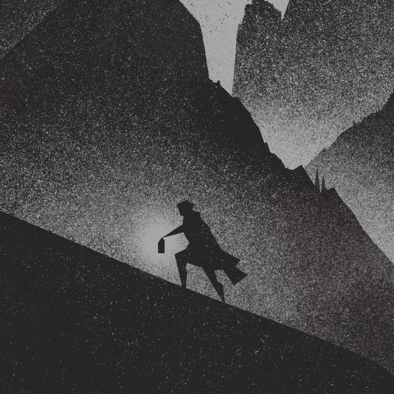 Puede incluir: Ilustraci&oacute;n en blanco y negro de una silueta subiendo una ladera de monta&ntilde;a, sosteniendo una linterna. El fondo presenta una cordillera con un efecto texturizado, creando una escena dram&aacute;tica y atmosf&eacute;rica.