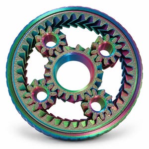Könnte beinhalten: Ein kreisförmiges Planetengetriebe mit einer irisierenden, mehrfarbigen Oberfläche, die zwischen Blau-, Grün- und Violetttönen wechselt. Die Baugruppe besteht aus einem zentralen Sonnenrad, drei kleineren Planetenrädern und einem Hohlrad.