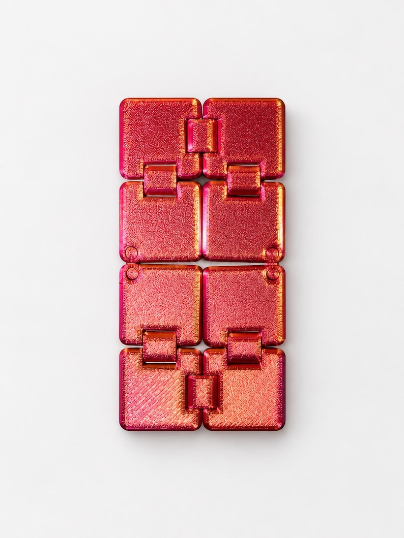 K&ouml;nnte beinhalten: Ein Fidget-Spielzeug bestehend aus acht miteinander verbundenen quadratischen Segmenten mit einer metallisch schimmernden Oberfl&auml;che, die zwischen leuchtendem Rot, Orange und Magenta wechselt. Jeder quadratische Teil hat eine texturierte Kreuzschraffur.