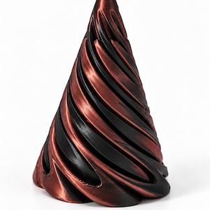 Könnte beinhalten: Eine kegelförmige Skulptur mit einem spiralförmig gedrehten Design und abwechselnden Bändern aus metallischem Kupfer und mattem Schwarz. Das Objekt hat eine spitze Oberseite und eine breite, kreisförmige Basis mit sichtbaren Schichtlinien.