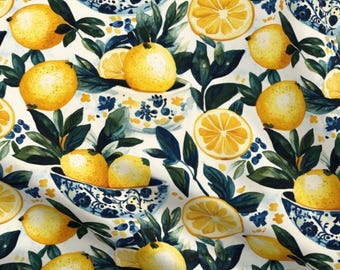 Puede incluir: Patrón repetitivo con limones amarillos, hojas verdes y cuencos estampados azules y blancos. Los limones son amarillos y enteros o en rodajas, con hojas verdes y detalles florales azules. El fondo es blanco.