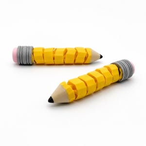 Può includere: Due oggetti flessibili a forma di matita con un corpo giallo segmentato, una punta conica color marrone chiaro con un'estremità nera, una ghiera grigia e una gomma rosa. Il design è composto da più pezzi gialli collegati che permettono di piegare.